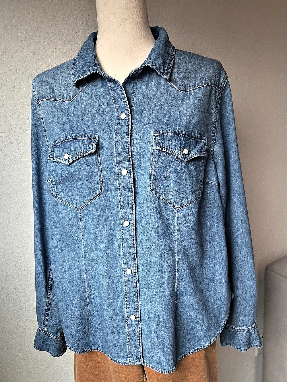 Womens Gap Denim Cotton Button Down Shirt in Blue Sz Large Classic Western Yolk